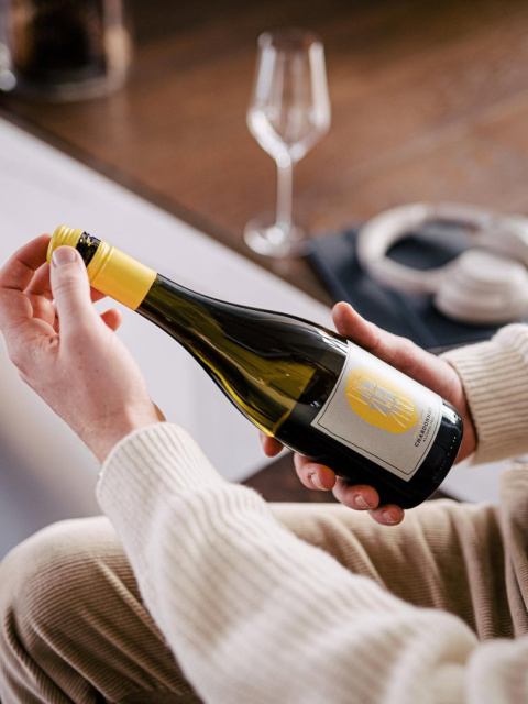 Bezalkoholowe białe wino Chardonnay Bezalkoholowe białe wino Chardonnay