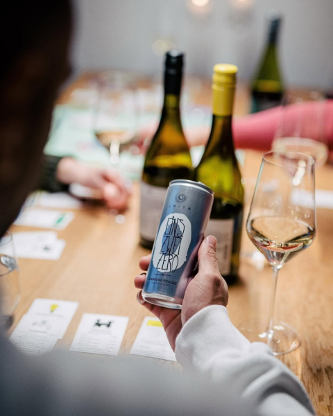 Wino musujące bezalkoholowe w puszce Wino musujące bezalkoholowe w puszce