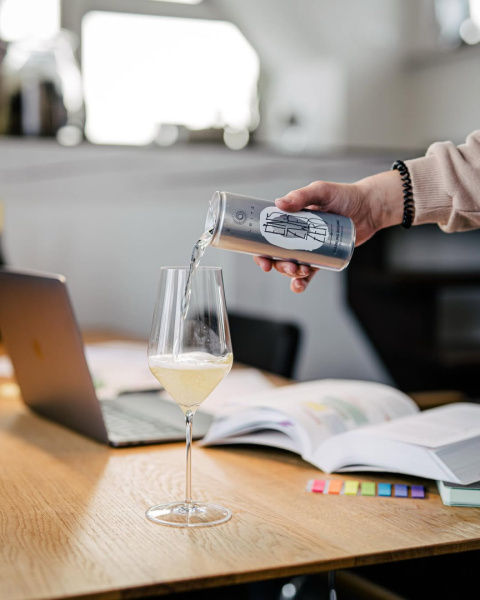 Wino bezalkoholowe w puszce Wino bezalkoholowe w puszce