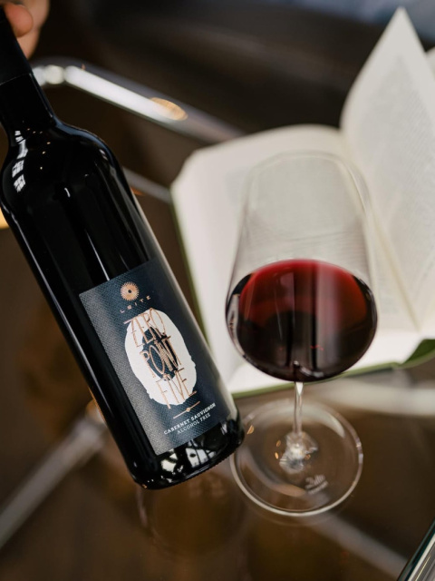 Czerwone bezalkoholowe wino Cabernet Czerwone bezalkoholowe wino Cabernet